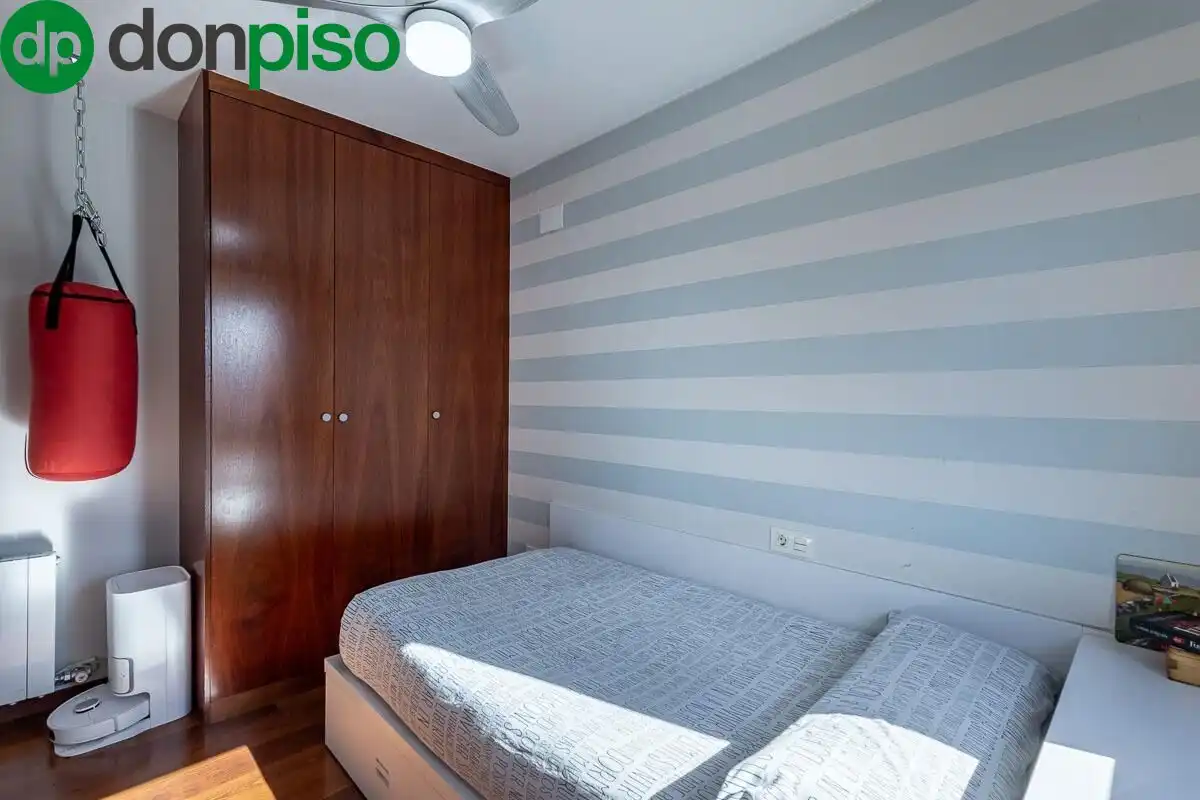 Bedroom of Flat for sale in Granada  with Air Conditioner, Terrace and Community pool