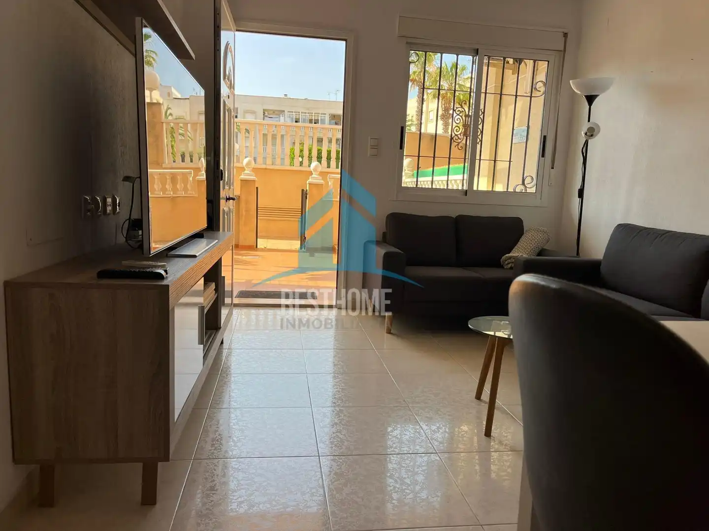Vista exterior de Apartament en venda en Torrevieja amb Aire condicionat, Jardí privat i Terrassa