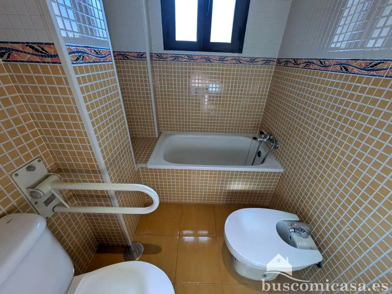 Baño de Local de alquiler en Linares con Aire acondicionado