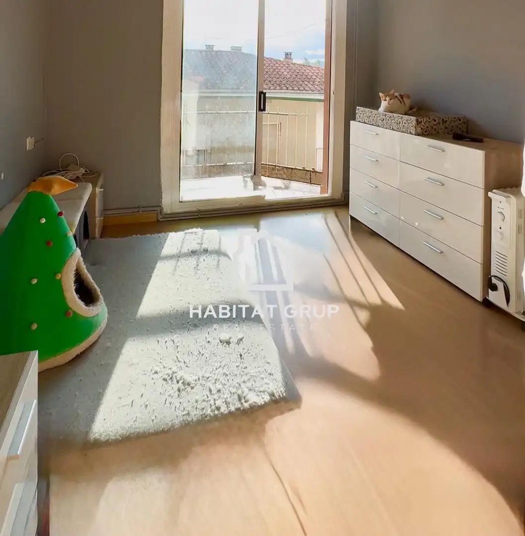 Außenansicht von Wohnung zum Verkauf in Salt mit Klimaanlage und Heizung