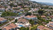 Vista exterior de Casa o xalet en venda en Alhaurín de la Torre amb Jardí privat, Terrassa i Piscina