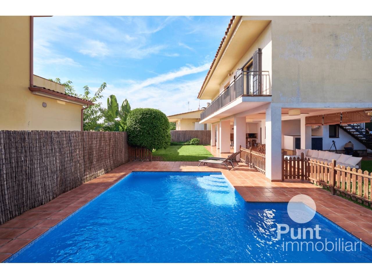 Vista exterior de Casa o xalet en venda en Premià de Dalt amb Jardí privat, Parquet i Piscina