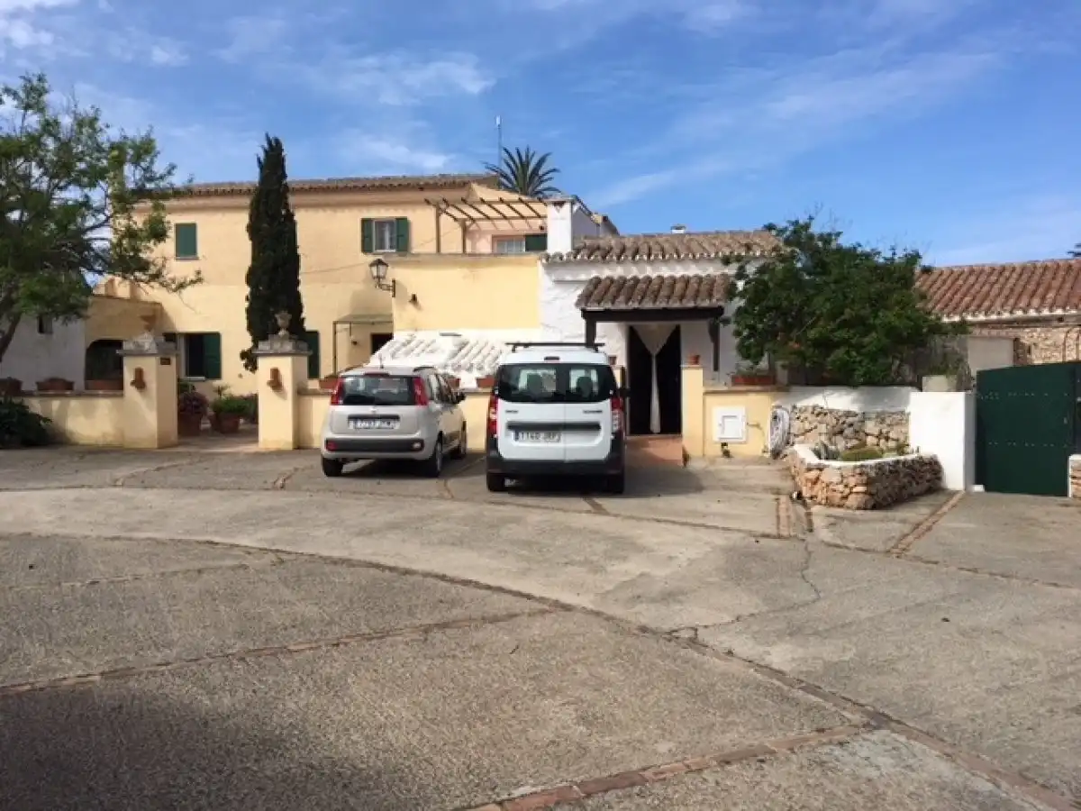 Vista exterior de Edifici en venda en Sant Lluís