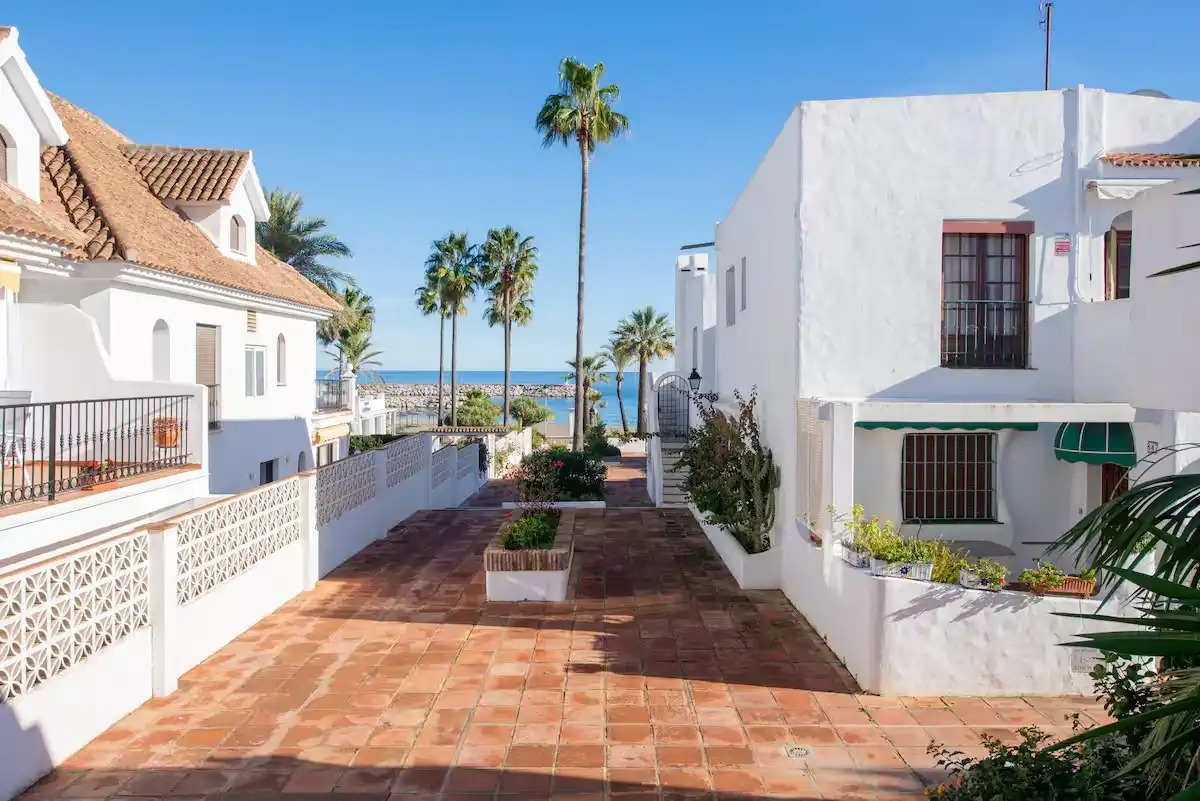 Vista exterior de Casa adosada en venta en Manilva con Aire acondicionado, Terraza y Horno