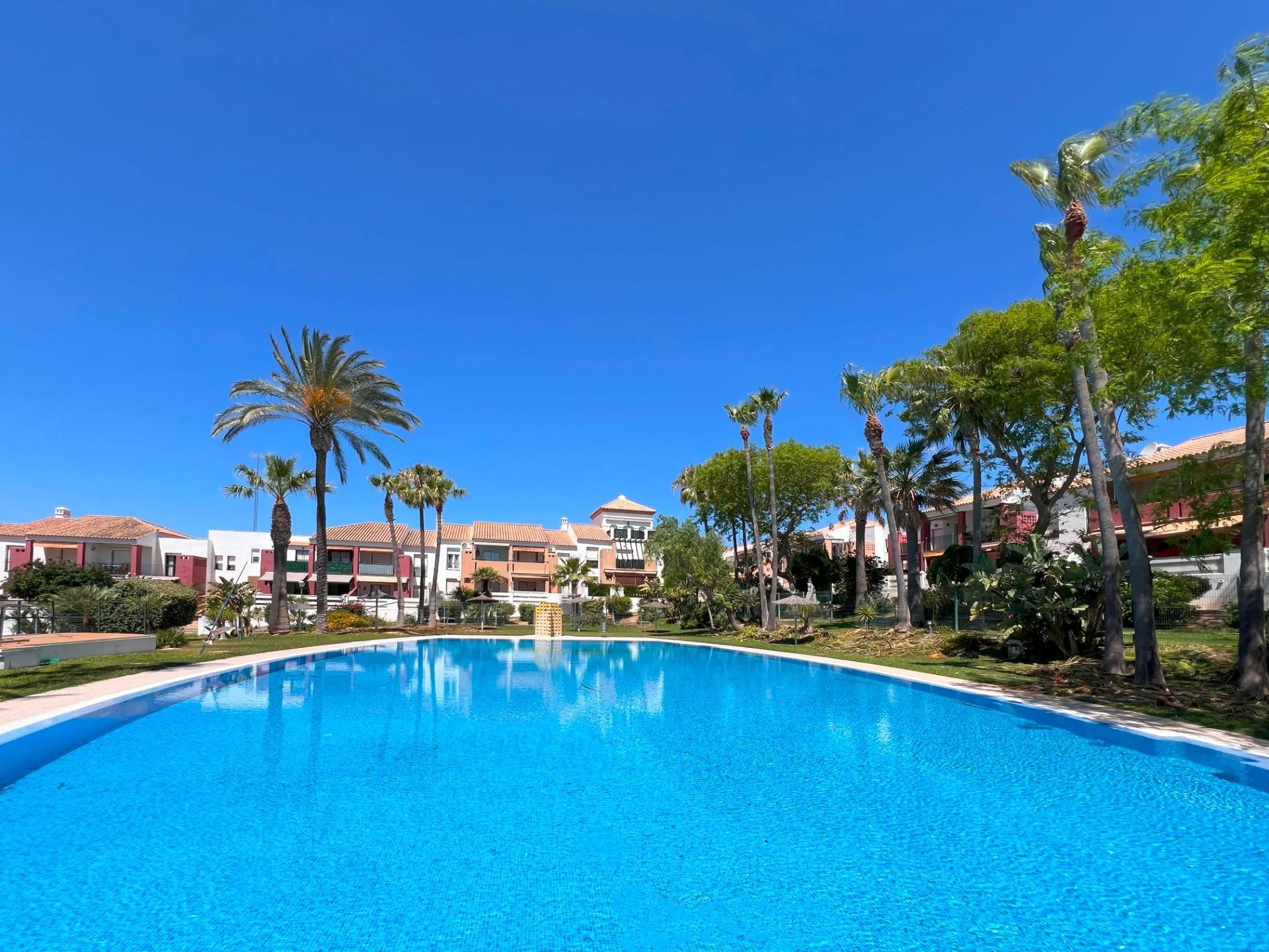 Piscina de Apartament en venda en Chiclana de la Frontera amb Terrassa, Traster i Piscina comunitària