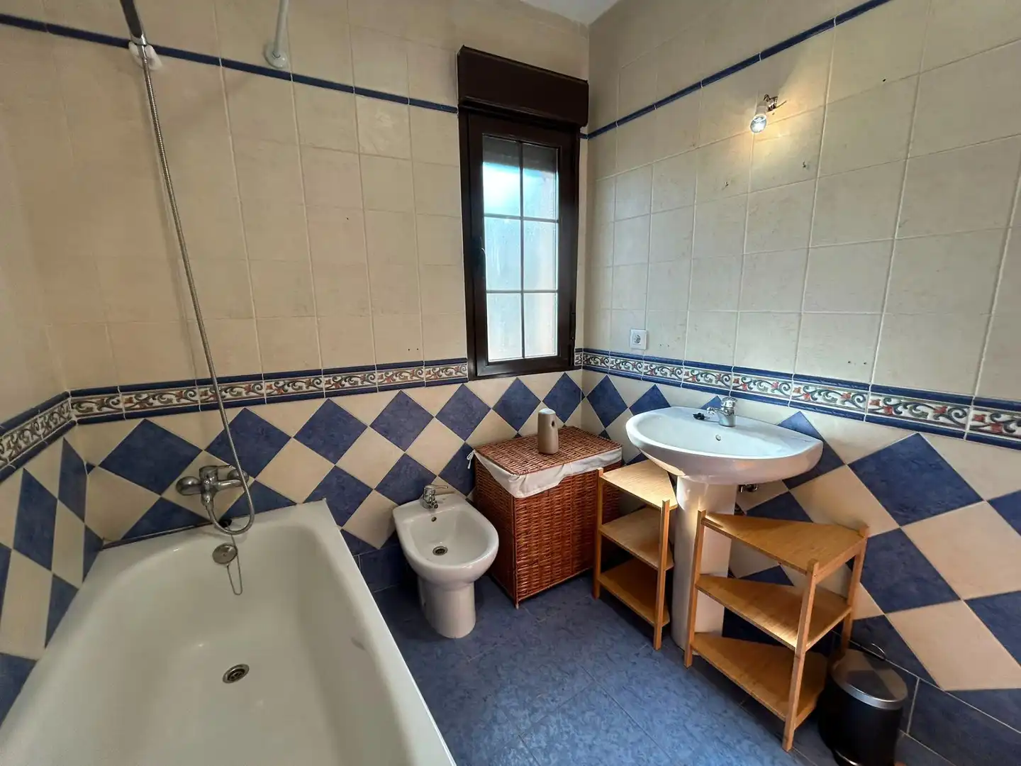 Badezimmer von Maisonette zum Verkauf in Pepino mit Klimaanlage und Heizung