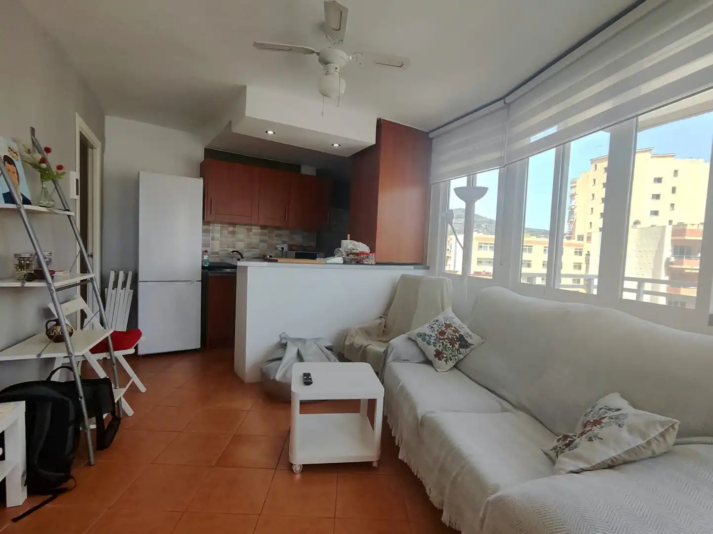 Sala d'estar de Pis de lloguer en Torremolinos amb Aire condicionat, Terrassa i Moblat