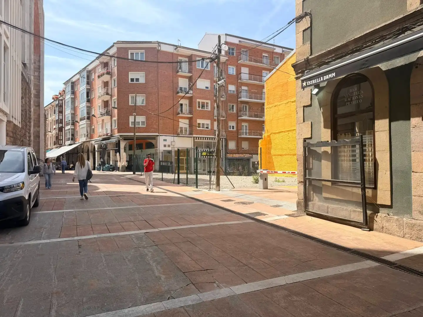 Vista exterior de Local de lloguer en Torrelavega  amb Aire condicionat, Terrassa i Moblat