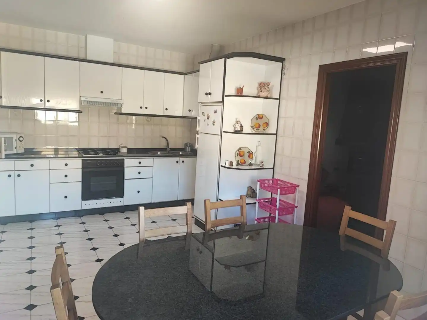 Cuina de Casa adosada en venda en Boiro amb Terrassa, Moblat i Balcó