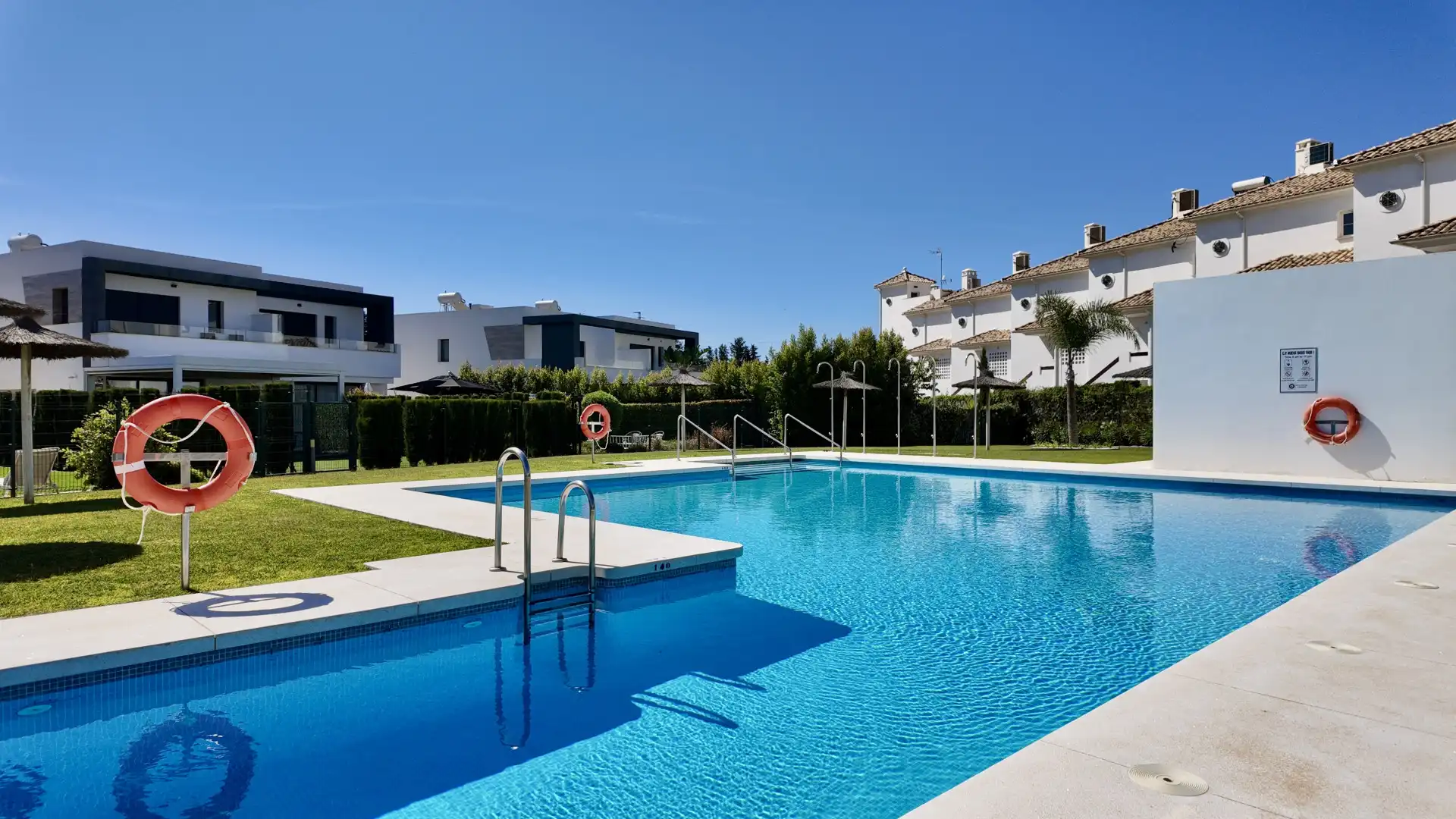 Casa pareada con piscina en venta en Selwo, imagen 3