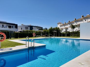 Casa aparellada amb piscina en venda a Selwo