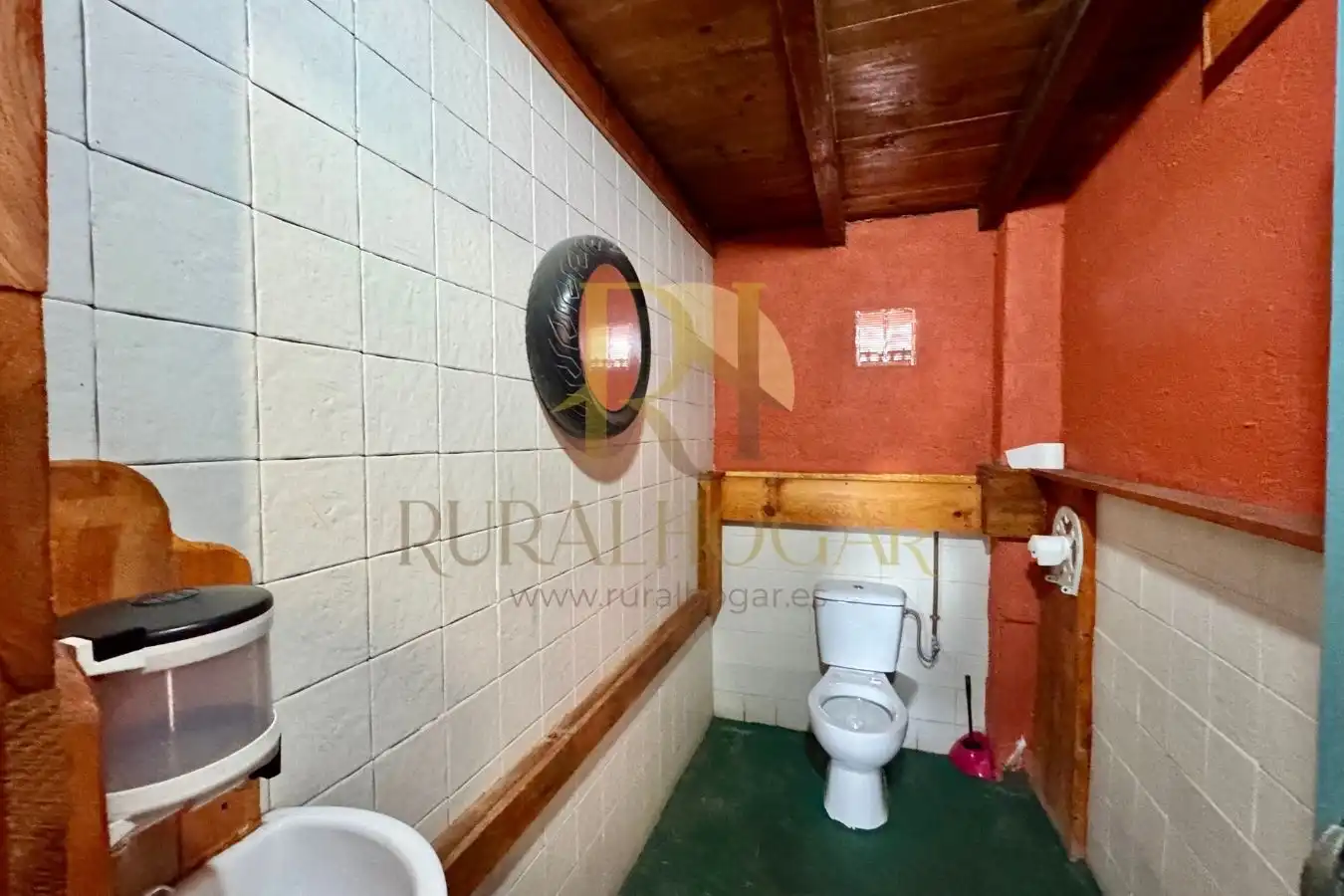 Bathroom of Commercial properties for sale in Villamanín  with Heating, Terrace and Furnished