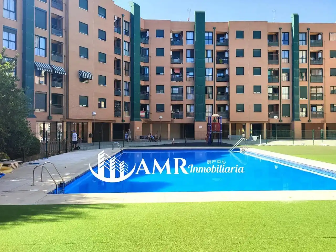 Piscina de Piso en venta en Parla con Calefacción, Trastero y Amueblado