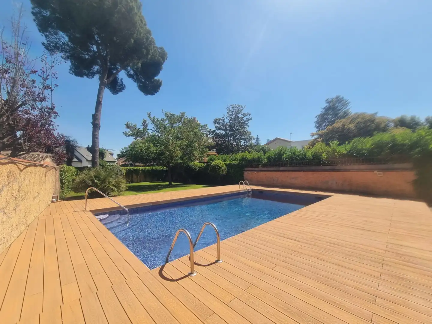 Swimming pool of Attic for rent in Sant Cugat del Vallès  with Air Conditioner, Heating and Parquet flooring