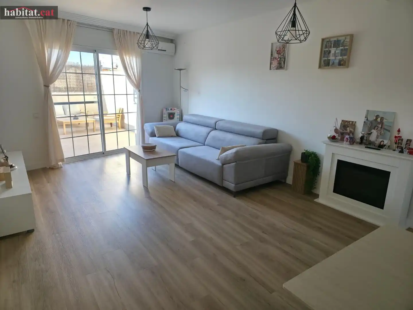 Sala de estar de Casa adosada en venta en Vilanova i la Geltrú con Aire acondicionado, Calefacción y Parquet