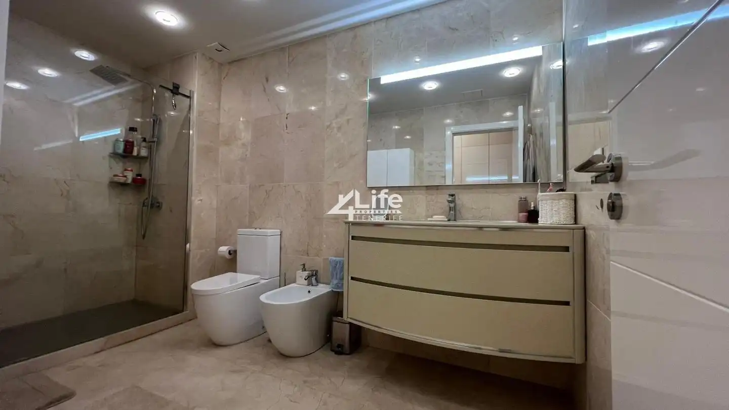 Badezimmer von Erdgeschoss zum Verkauf in Adeje mit Klimaanlage, Terrasse und Möbliert