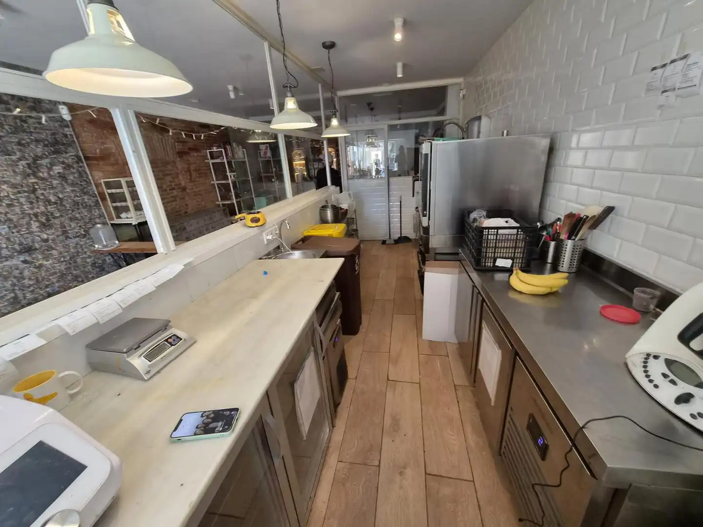 Cuina de Local en traspas en Barcelona amb Aire condicionat i Moblat