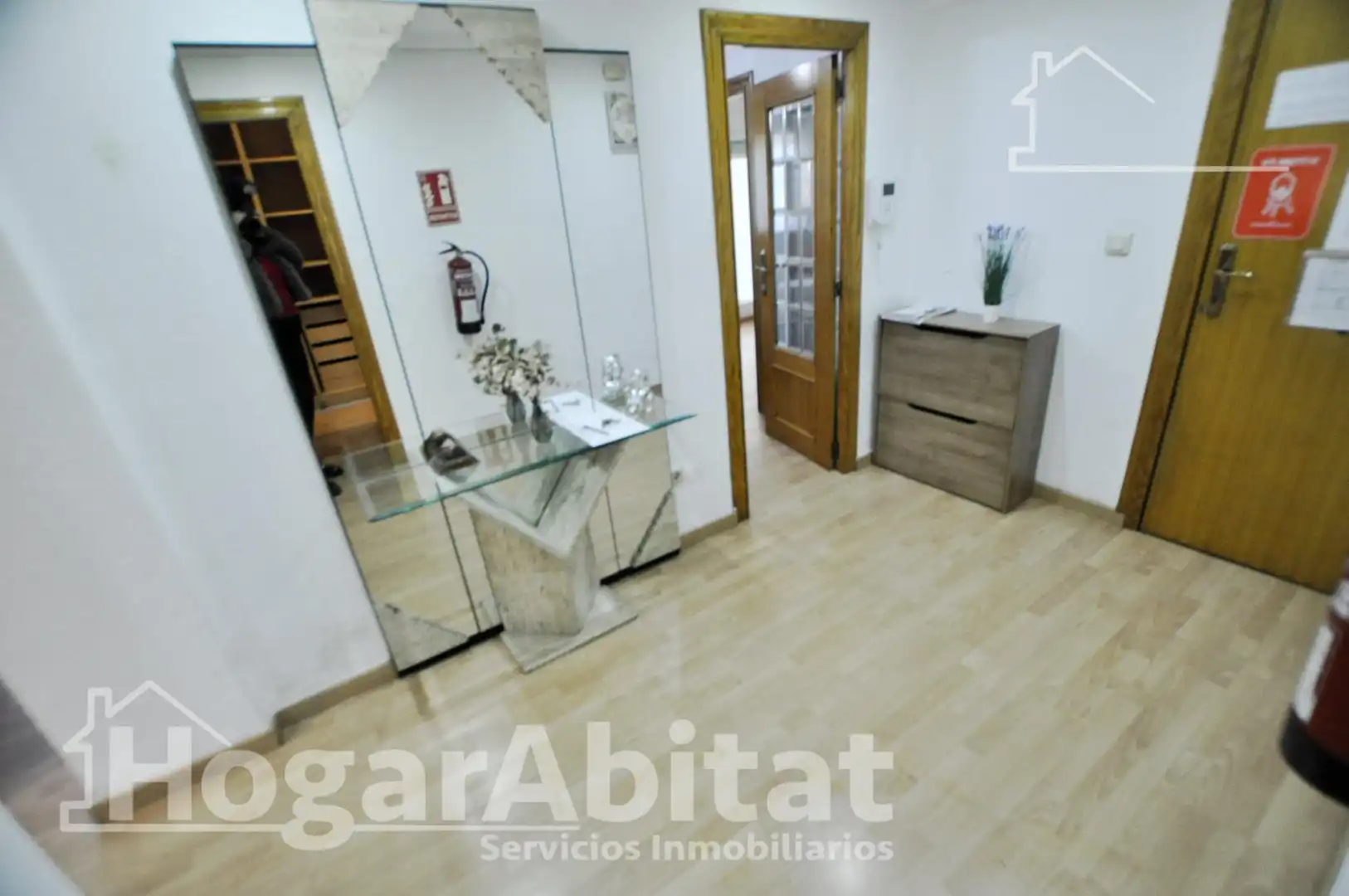 Wohnung zum Verkauf in Valencia mit Klimaanlage, Parkett und Terrasse