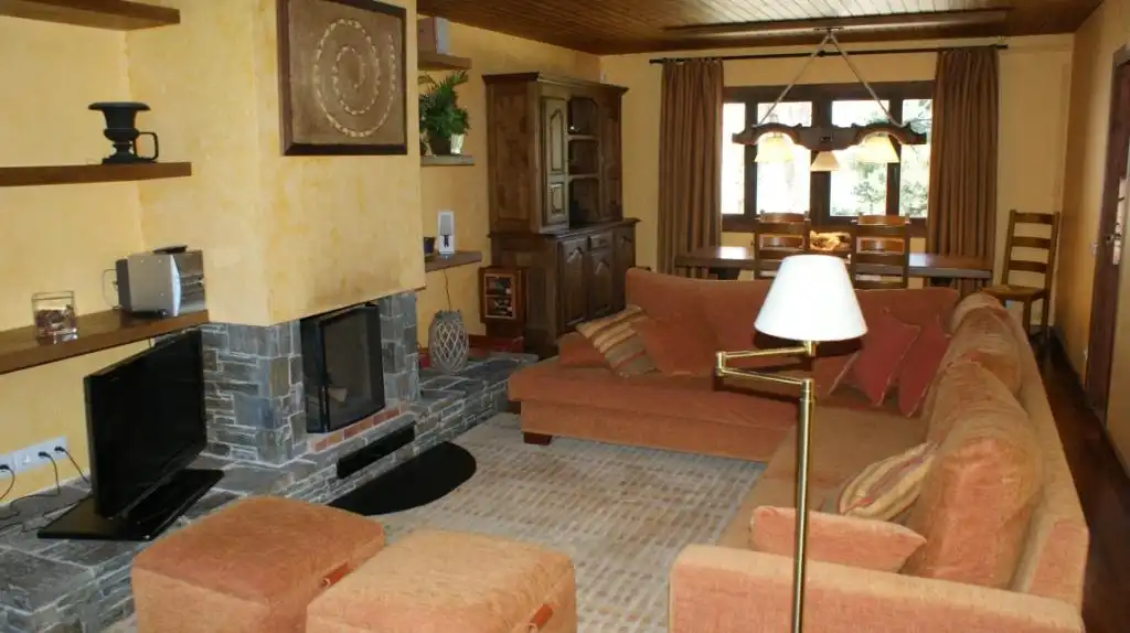 Sala de estar de Casa adosada de alquiler en Urús con Calefacción, Parquet y Terraza