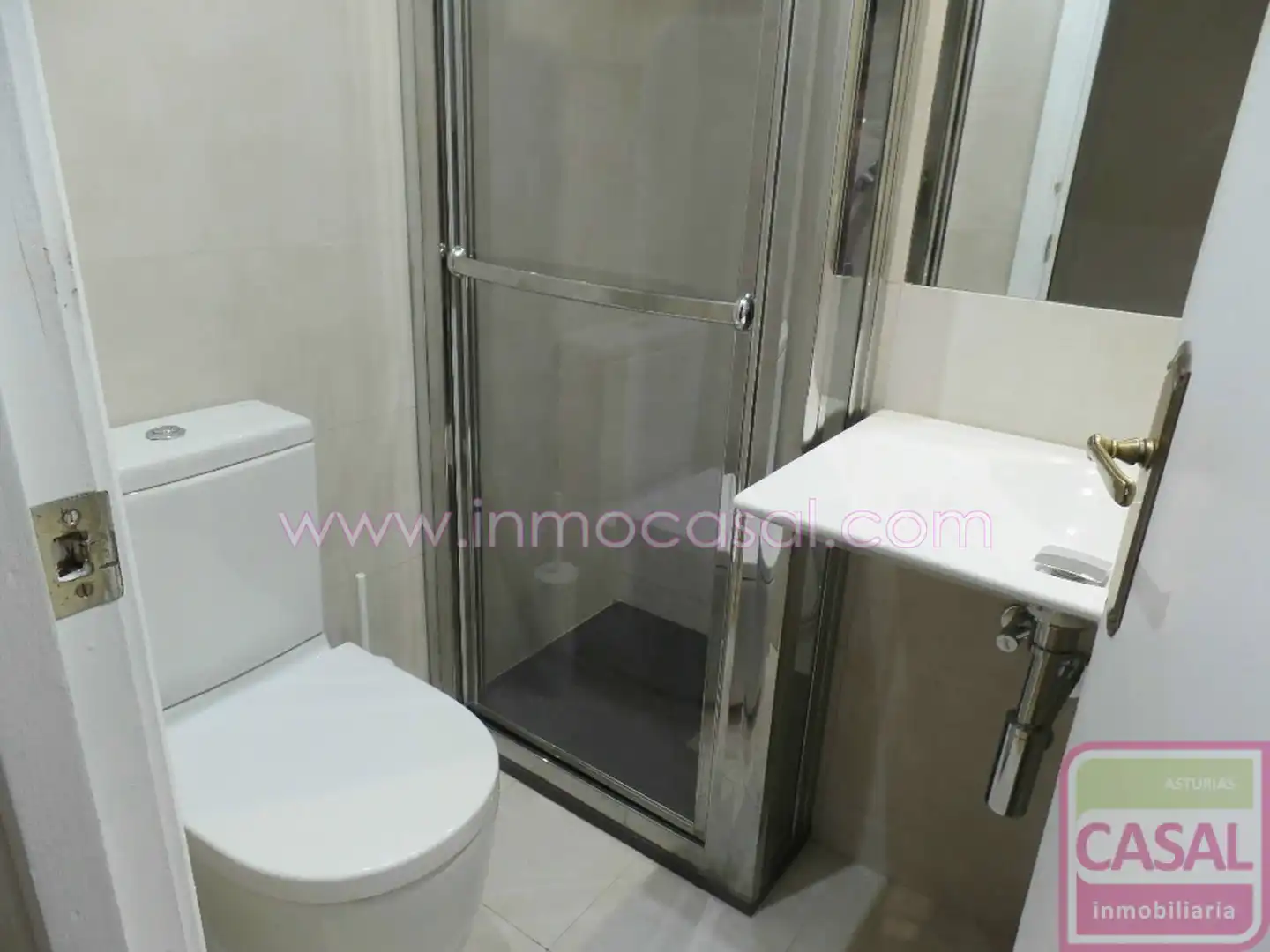 Baño de Piso de alquiler en Oviedo  con Calefacción, Terraza y Amueblado