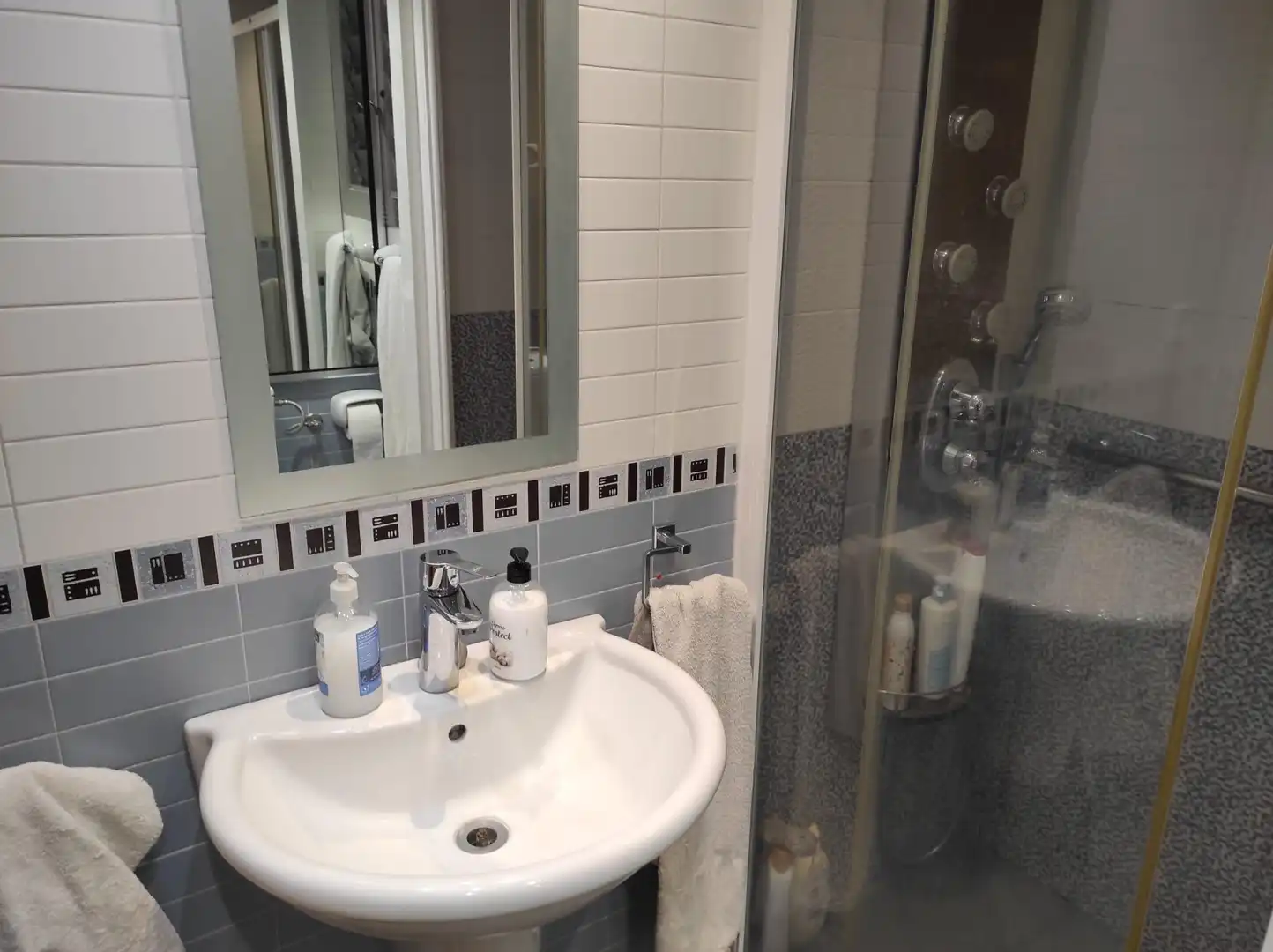Bathroom of Ground floor for sale in Esplugues de Llobregat  with Air Conditioner, Heating and Parquet flooring