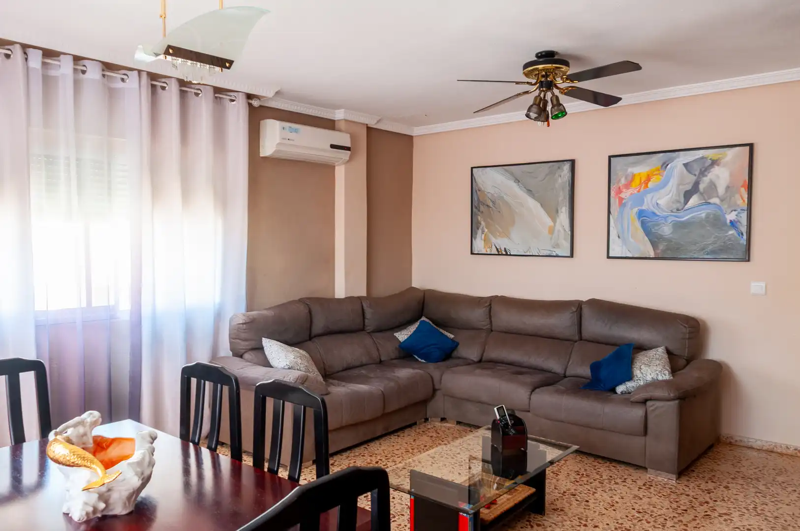 Sala d'estar de Casa o xalet en venda en Torrent amb Aire condicionat, Terrassa i Traster