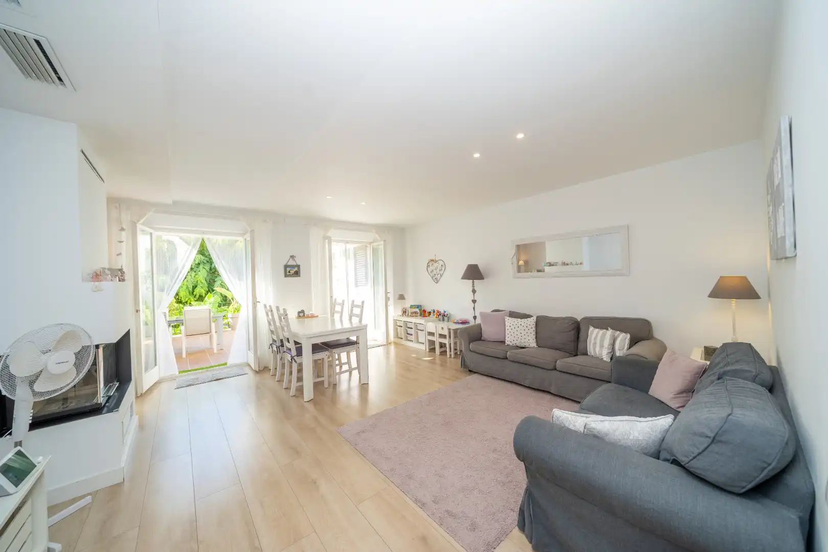 Sala de estar de Casa adosada en venta en Calella con Aire acondicionado, Calefacción y Parquet