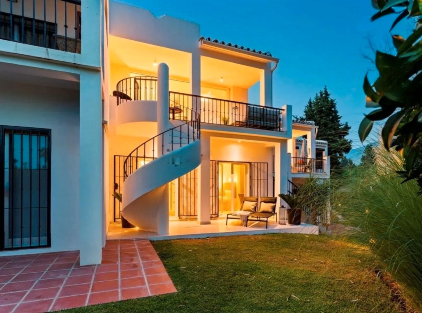 Vista exterior de Casa adosada en venda en Marbella amb Aire condicionat, Jardí privat i Terrassa