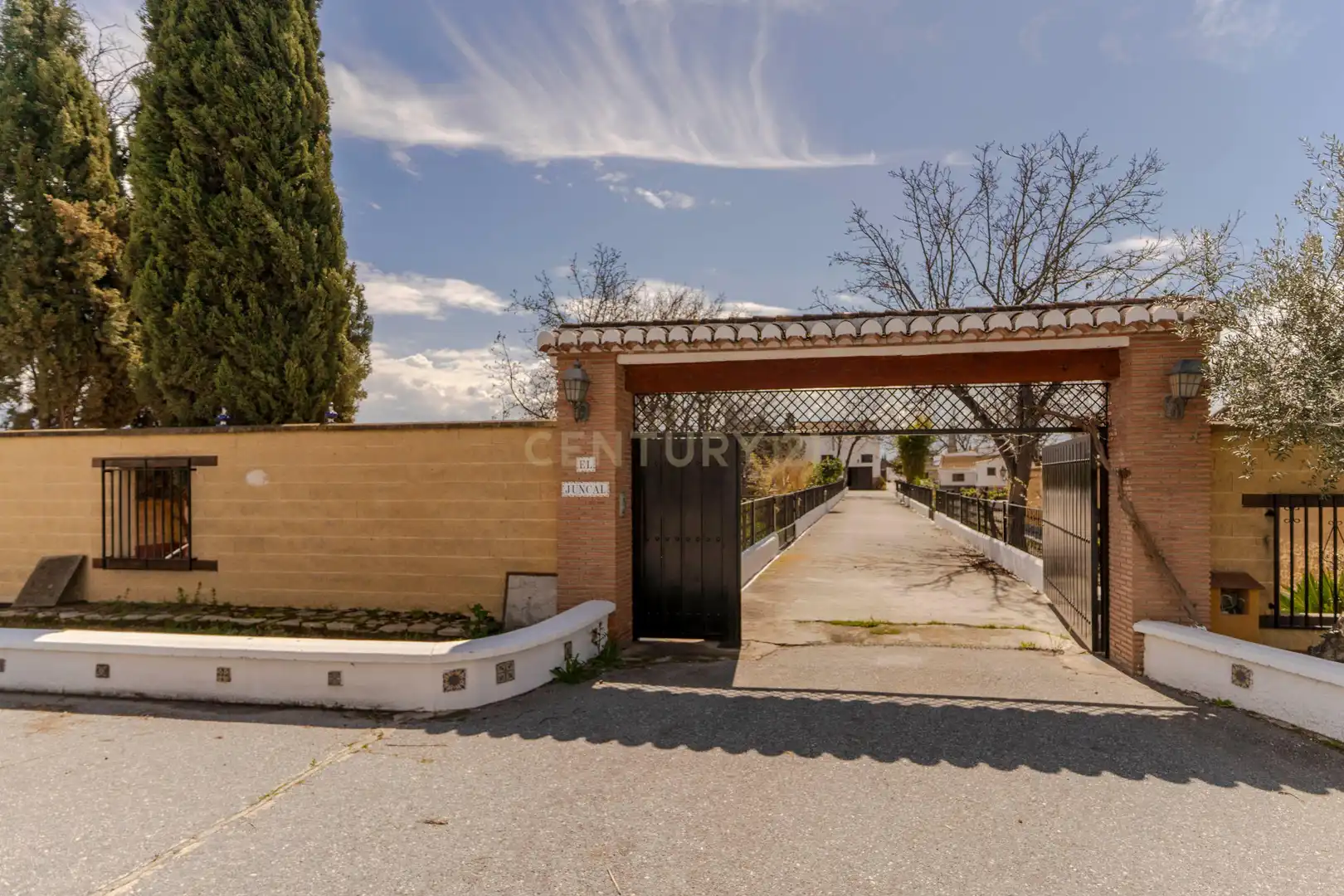 Vista exterior de Casa o xalet en venda en Granada amb Aire condicionat, Jardí privat i Traster