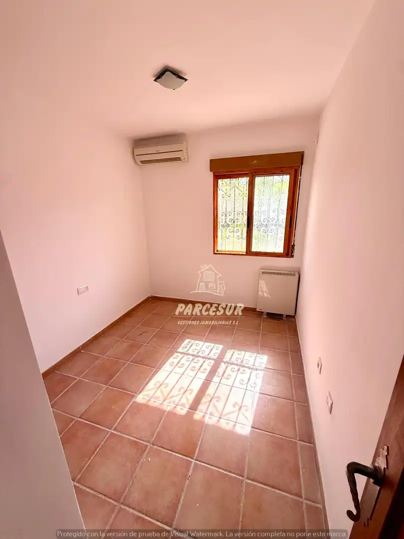 Dormitori de Finca rústica en venda en Córdoba amb Aire condicionat, Calefacció i Jardí privat
