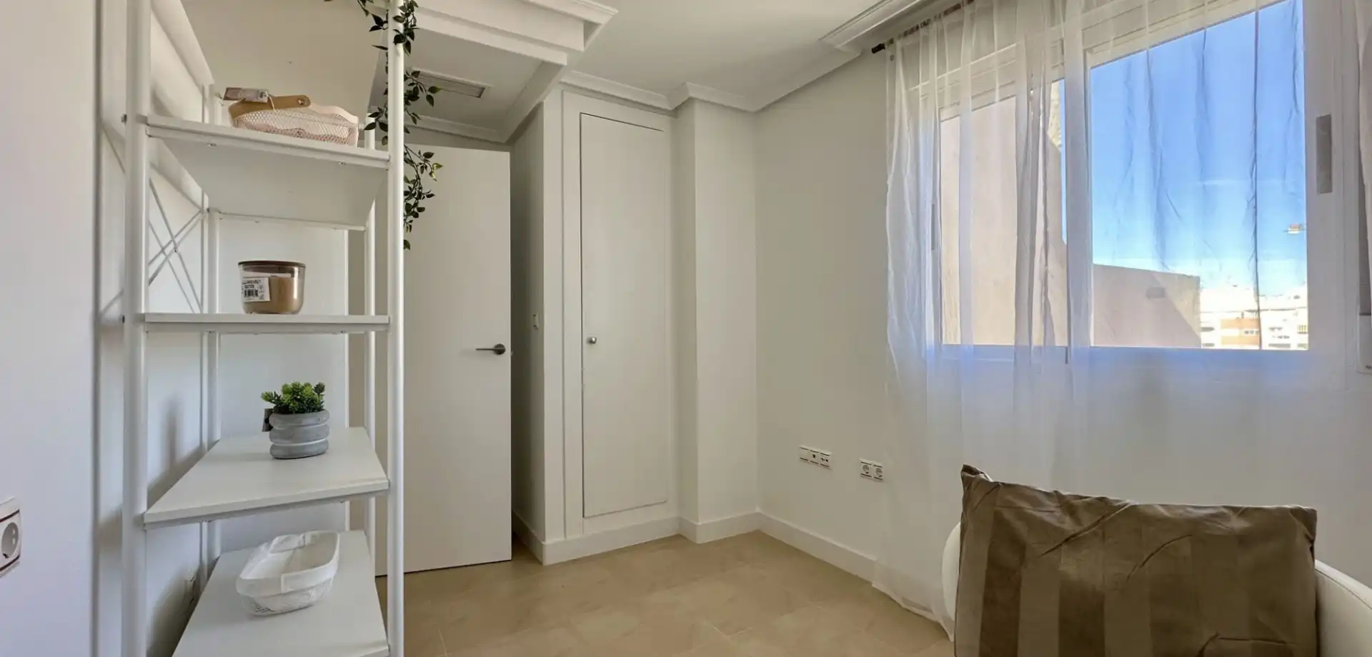 Dormitori de Apartament en venda en Torrevieja amb Aire condicionat, Terrassa i Moblat