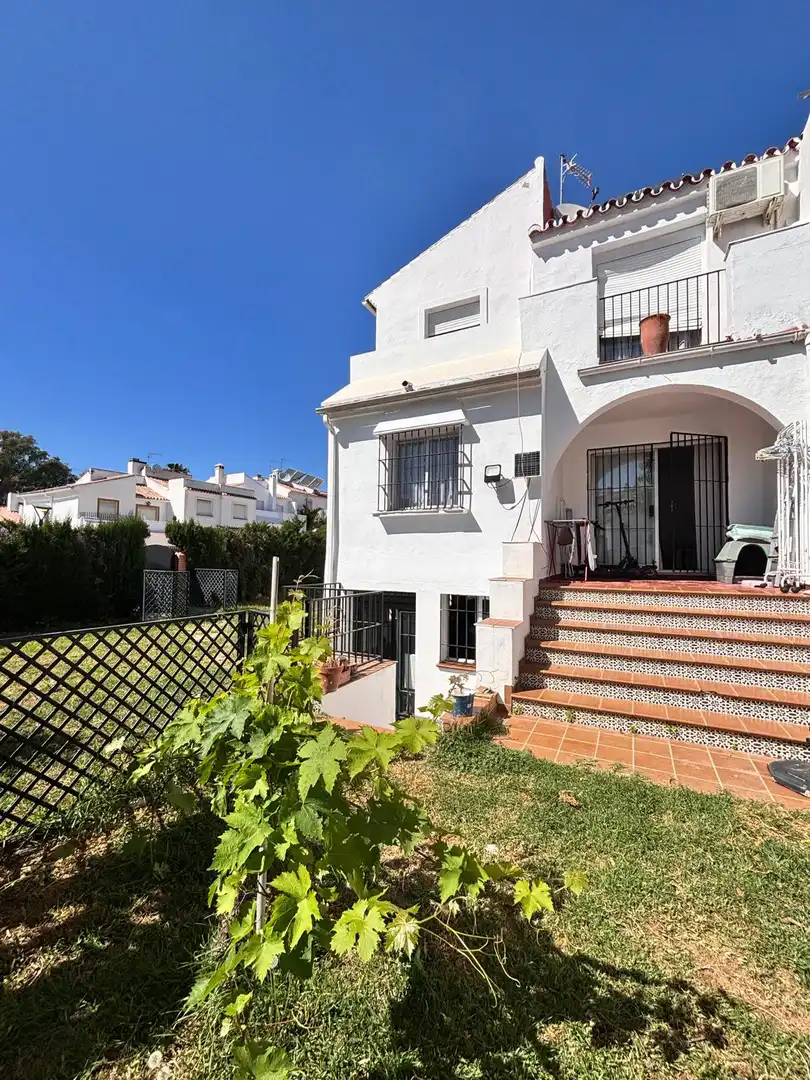 Vista exterior de Casa o xalet en venda en Estepona amb Jardí privat, Terrassa i Balcó