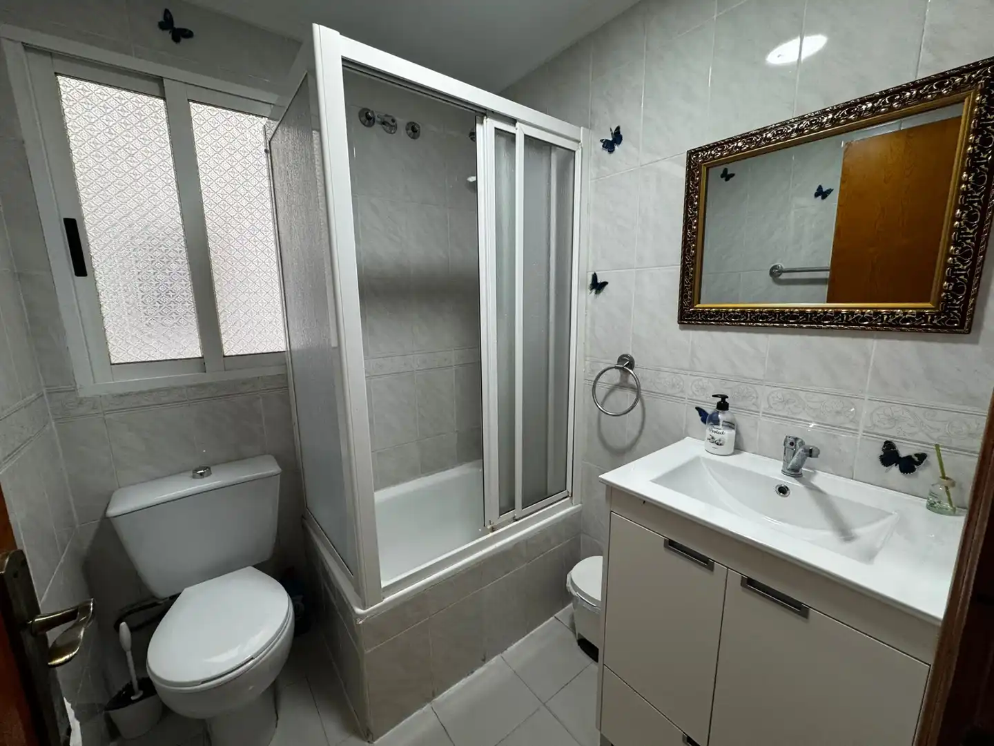 Badezimmer von Wohnung zur Miete in Torrevieja mit Klimaanlage, Möbliert und Internet