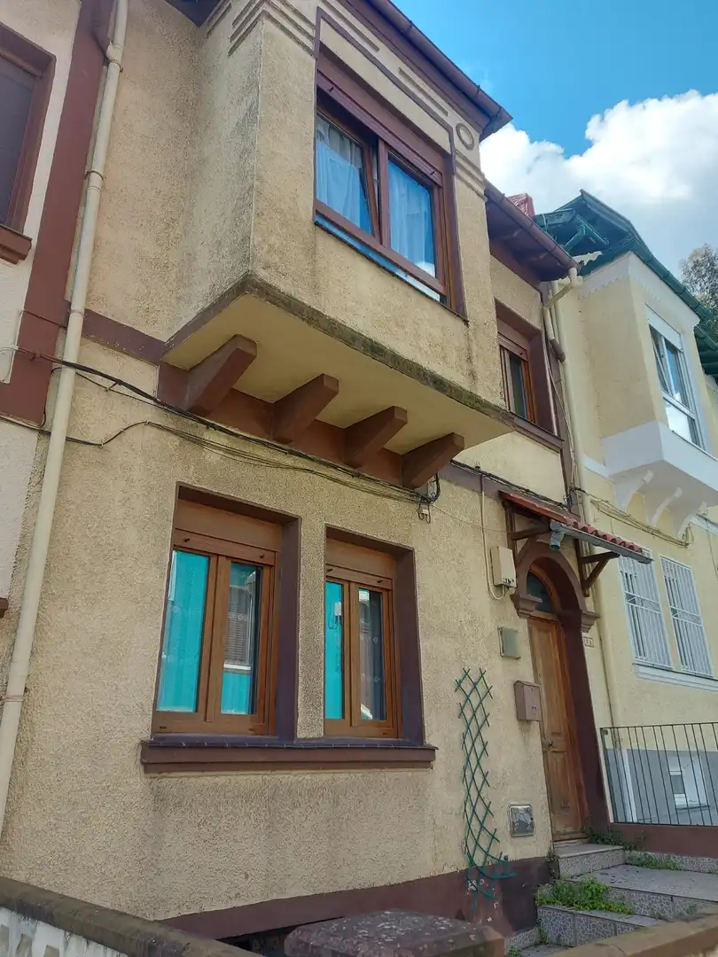 Vista exterior de Casa adosada en venda en Bilbao  amb Calefacció, Jardí privat i Terrassa