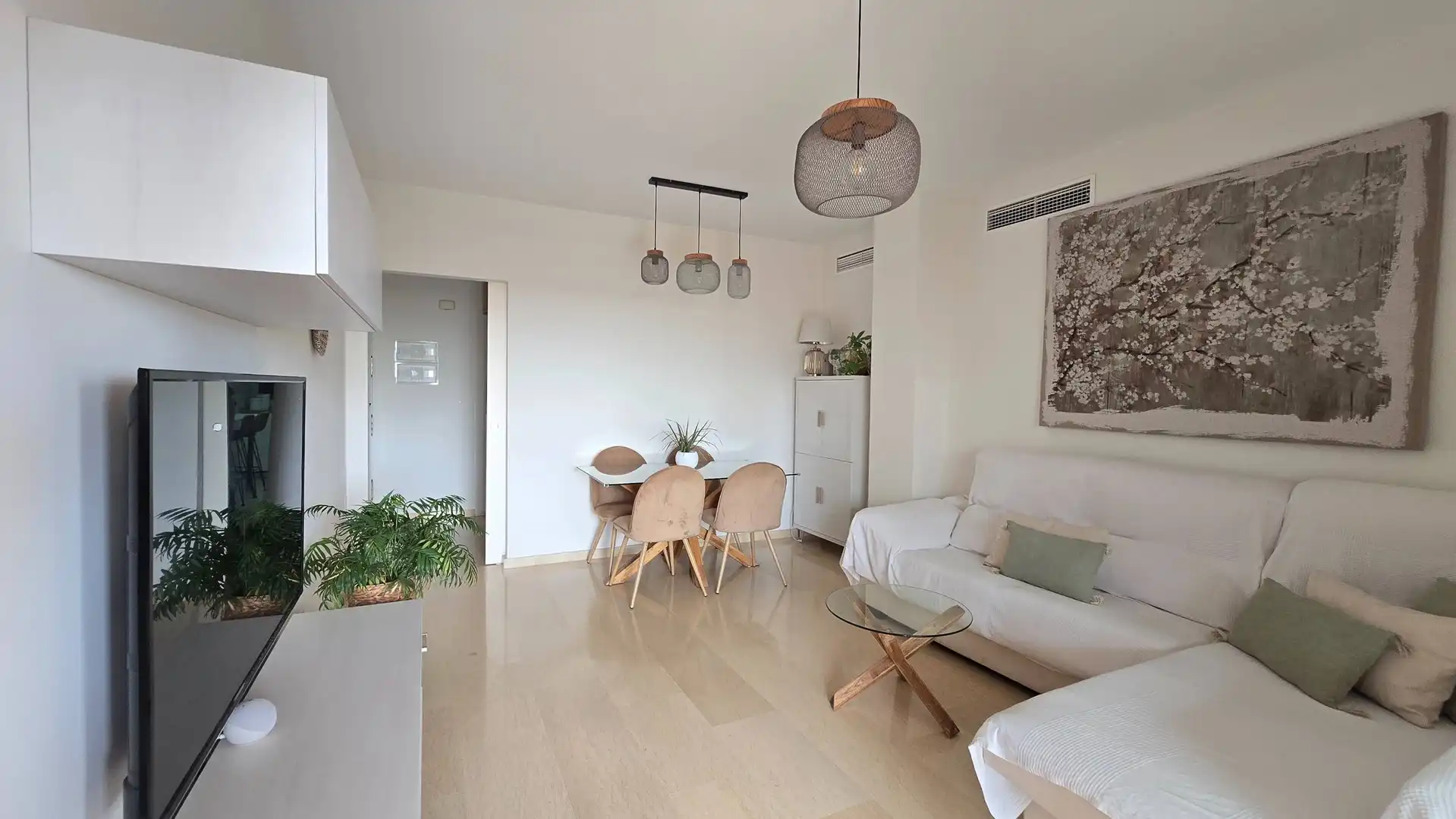 Wohnzimmer von Wohnungen zum Verkauf in Manilva mit Klimaanlage, Privatgarten und Terrasse