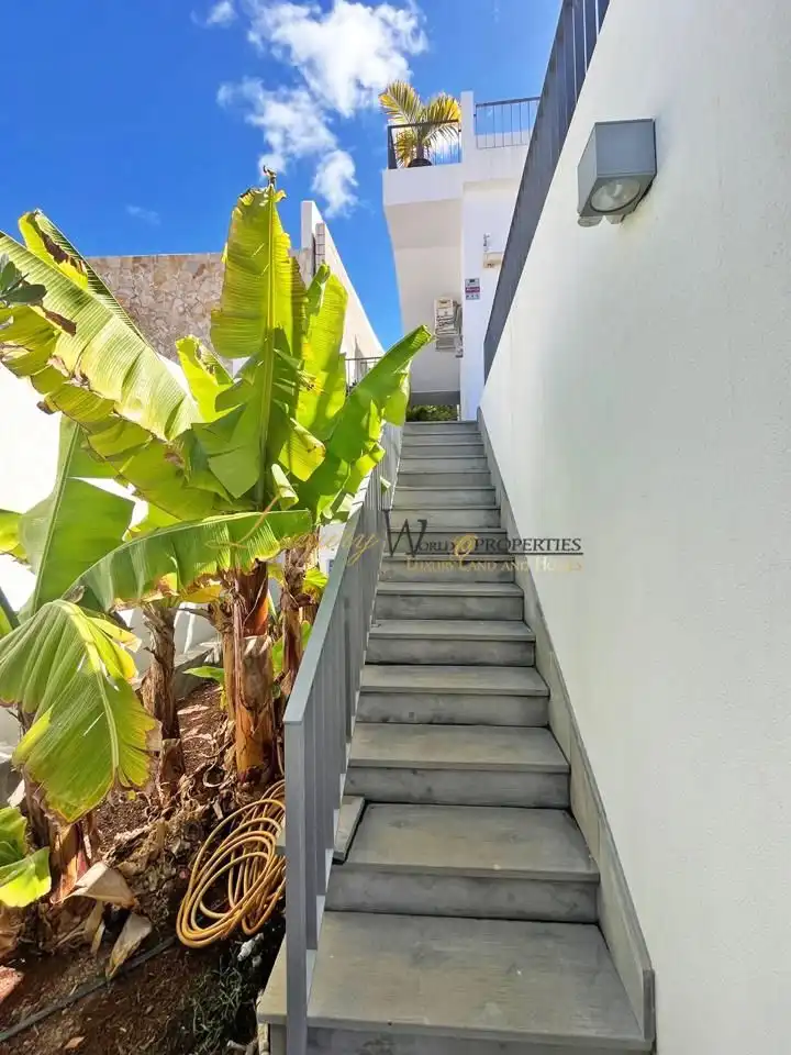 Vista exterior de Casa o xalet en venda en Santiago del Teide amb Aire condicionat, Terrassa i Piscina