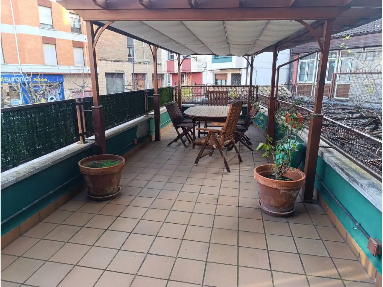 Terrasse von Einfamilien-Reihenhaus zum Verkauf in Lena mit Heizung, Terrasse und Möbliert