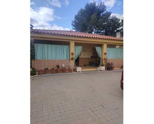 Vista exterior de Finca rústica en venda en Membrilla amb Aire condicionat, Terrassa i Piscina