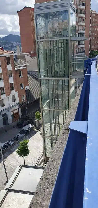 Vista exterior de Casa adosada en venda en Bilbao  amb Aire condicionat, Calefacció i Jardí privat