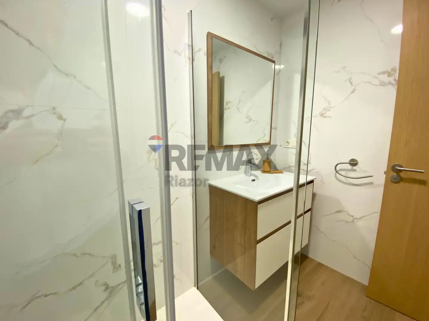 Bathroom of Flat for rent in Santiago de Compostela   with Terrace, Furnished and Oven