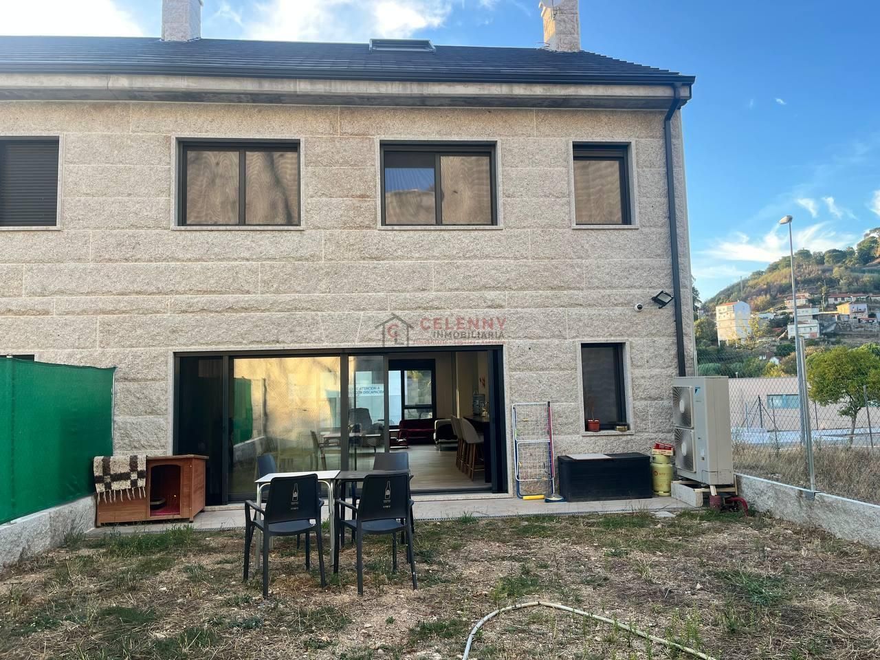 Vista exterior de Casa adosada en venta en Ourense Capital  con Calefacción, Jardín privado y Terraza