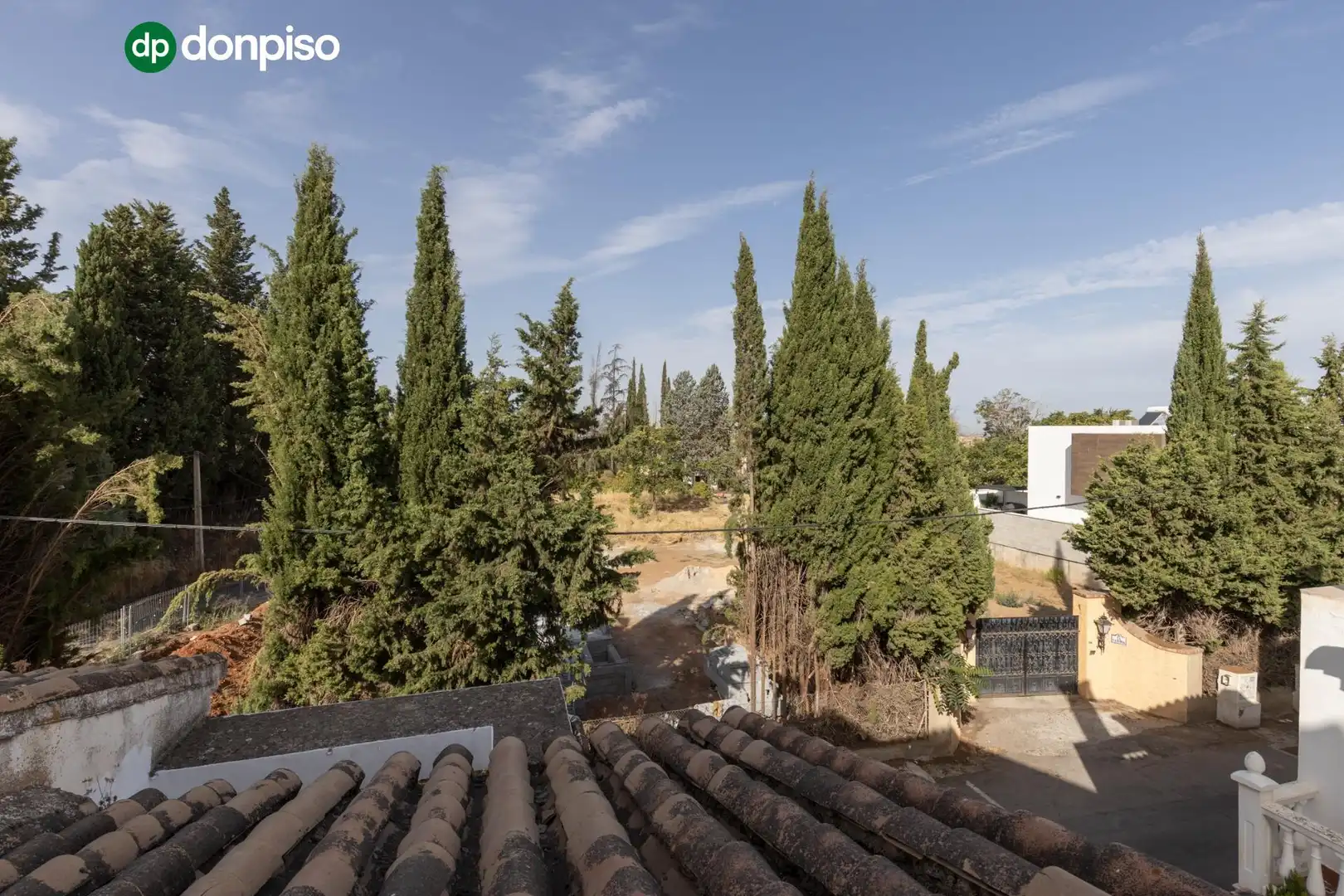 Außenansicht von Einfamilien-Reihenhaus zum Verkauf in Granada mit Heizung, Terrasse und Abstellraum