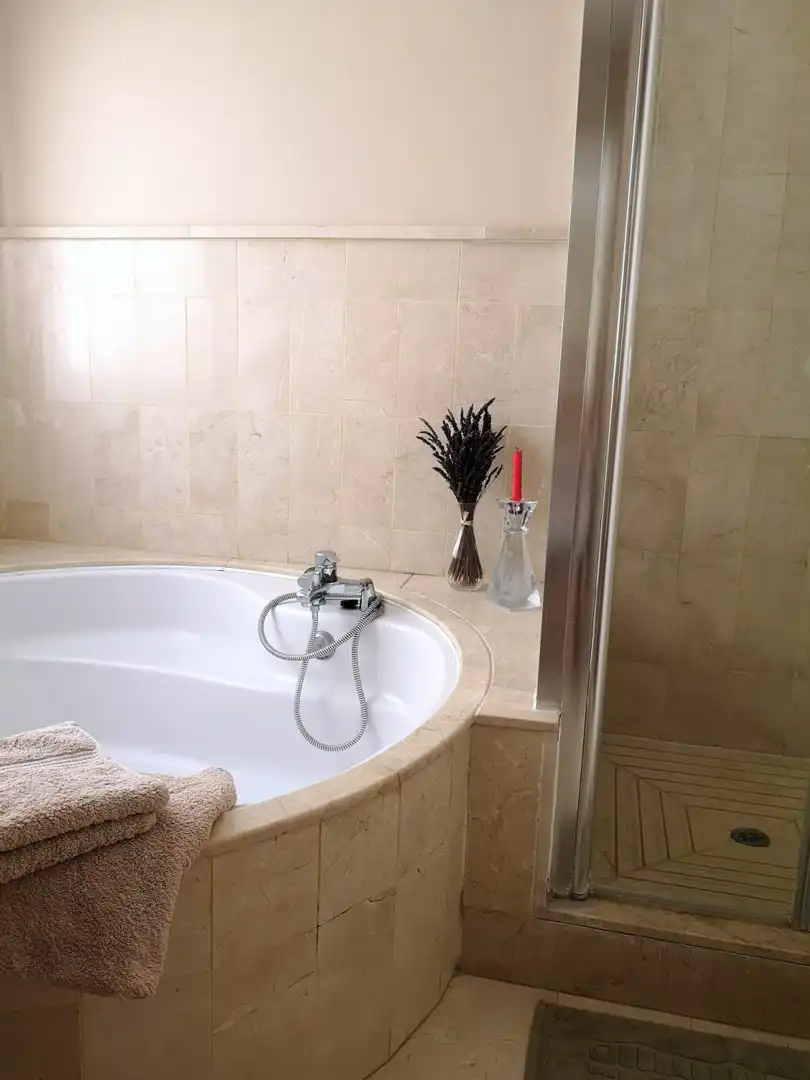 Baño de Casa adosada de alquiler en Marbella con Aire acondicionado, Jardín privado y Terraza