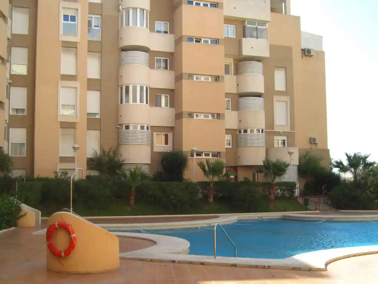 Schwimmbecken von Wohnung zur Miete in Roquetas de Mar mit Klimaanlage, Privatgarten und Schwimmbad