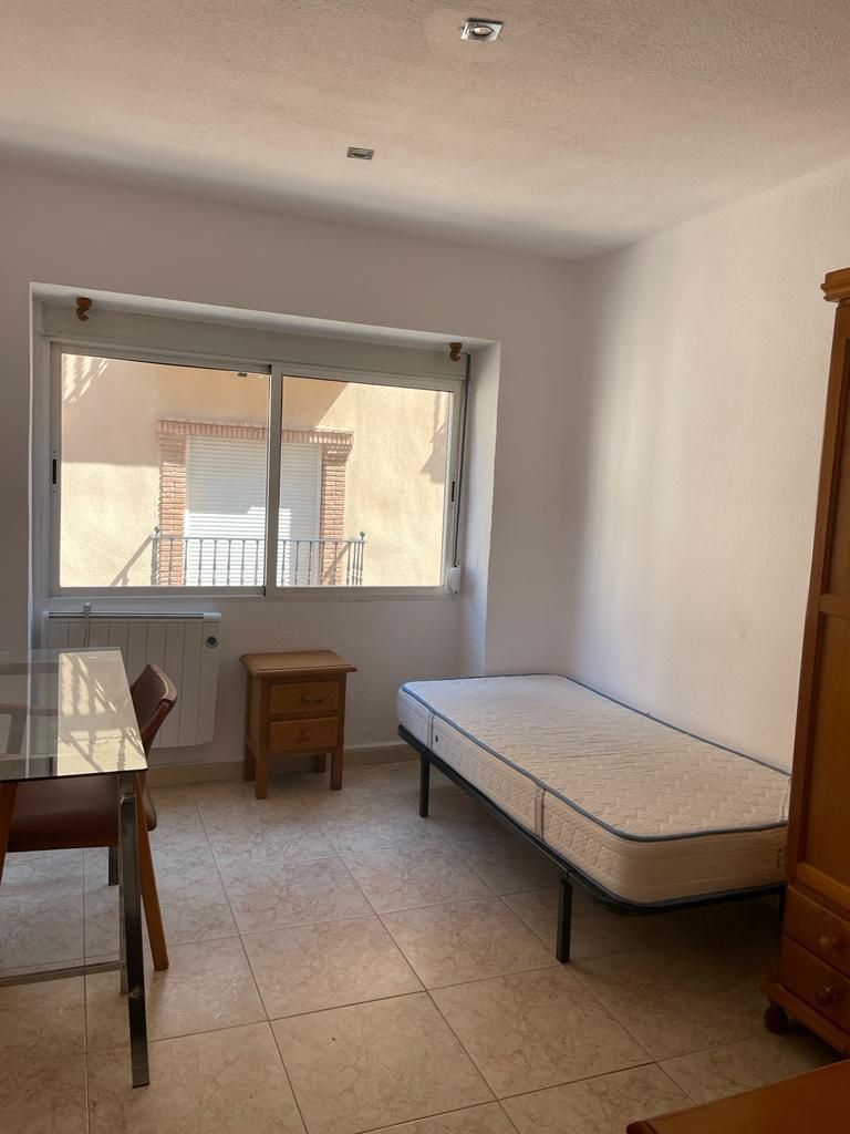 Habitación de Piso de alquiler en  Granada Capital con Aire acondicionado, Calefacción y Amueblado