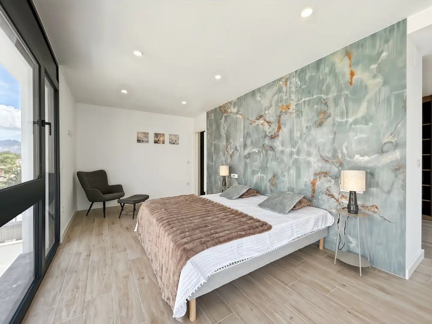 Schlafzimmer von Einfamilien-Reihenhaus zum Verkauf in Empuriabrava mit Klimaanlage, Heizung und Schwimmbad