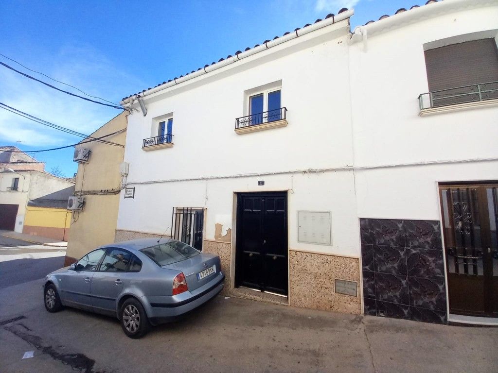 Vista exterior de Casa adosada en venda en Alcaudete amb Terrassa