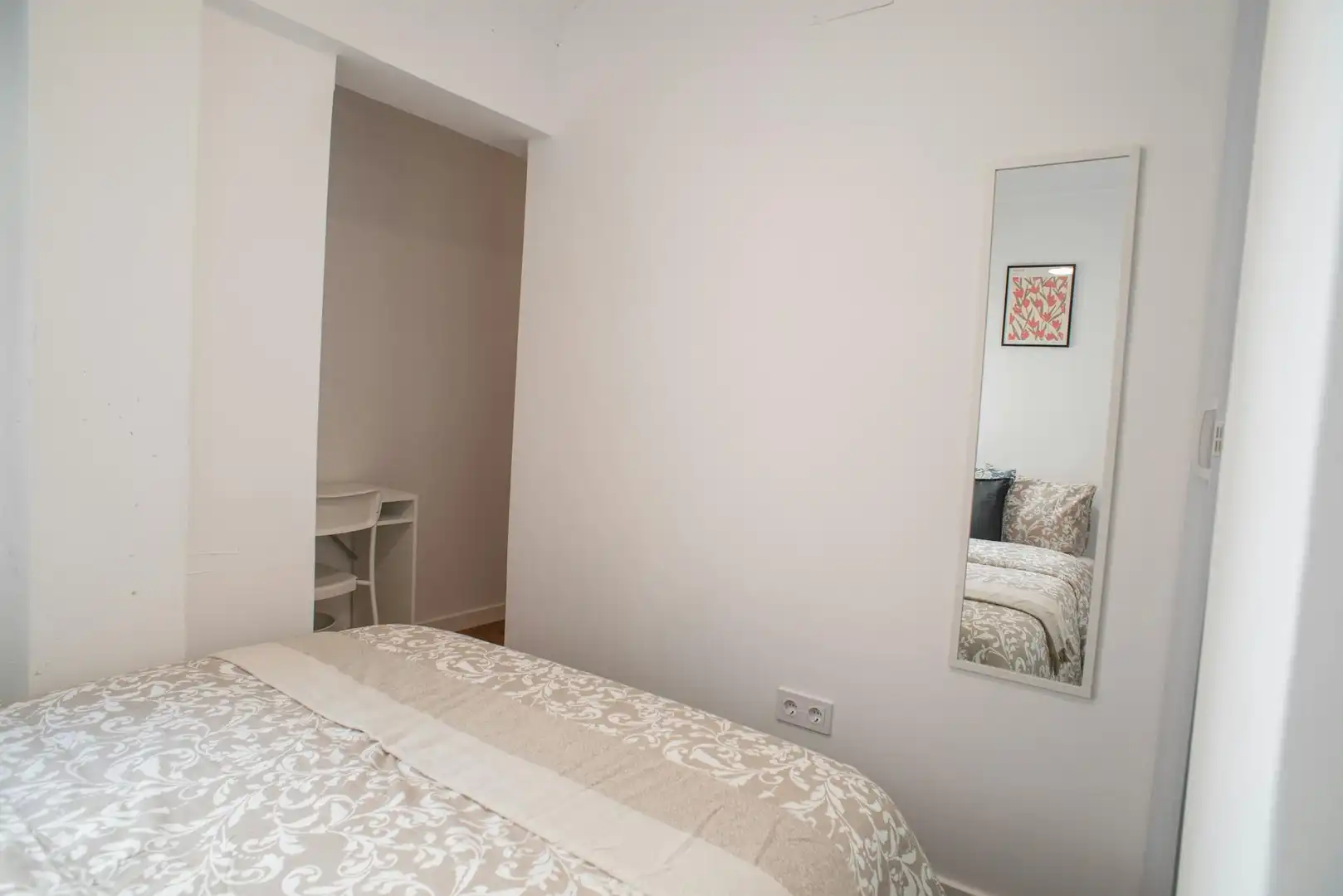 Schlafzimmer von Wohnung zur untervermieten in Valencia mit Waschmaschine