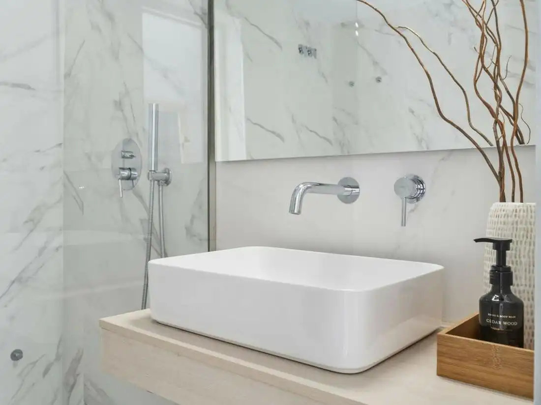 Badezimmer von Einfamilien-Reihenhaus zum Verkauf in Marbella mit Klimaanlage, Terrasse und Balkon