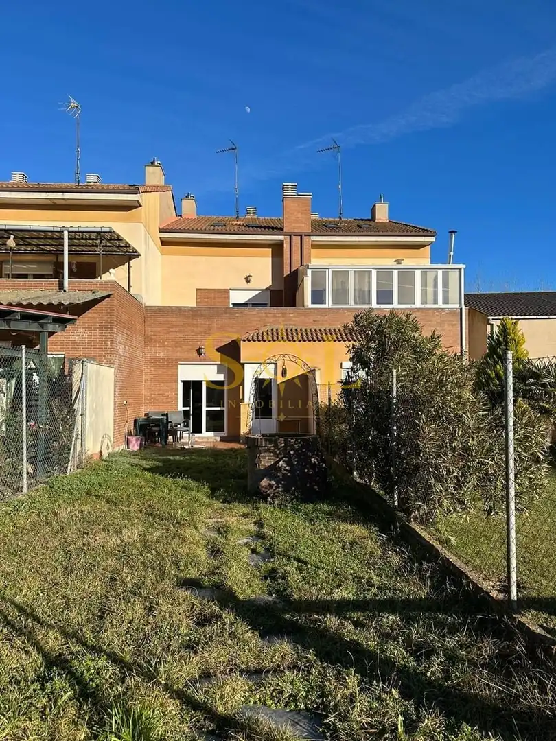 Vista exterior de Casa adosada en venta en Hospital de Órbigo con Calefacción, Jardín privado y Parquet